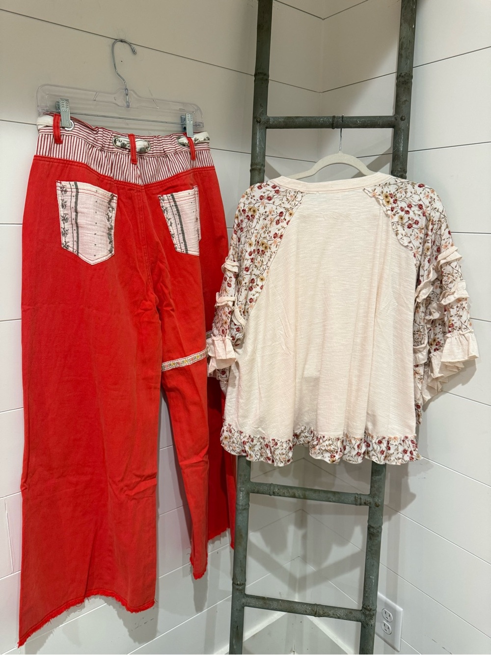 NEW ARRIVALS: SET POL Cream Floral-Trim Ruffle Sleeve Top and Pant - Picture 2 of 8